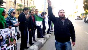 Протест перед Кремлёвским посольством в Каире, Египте.